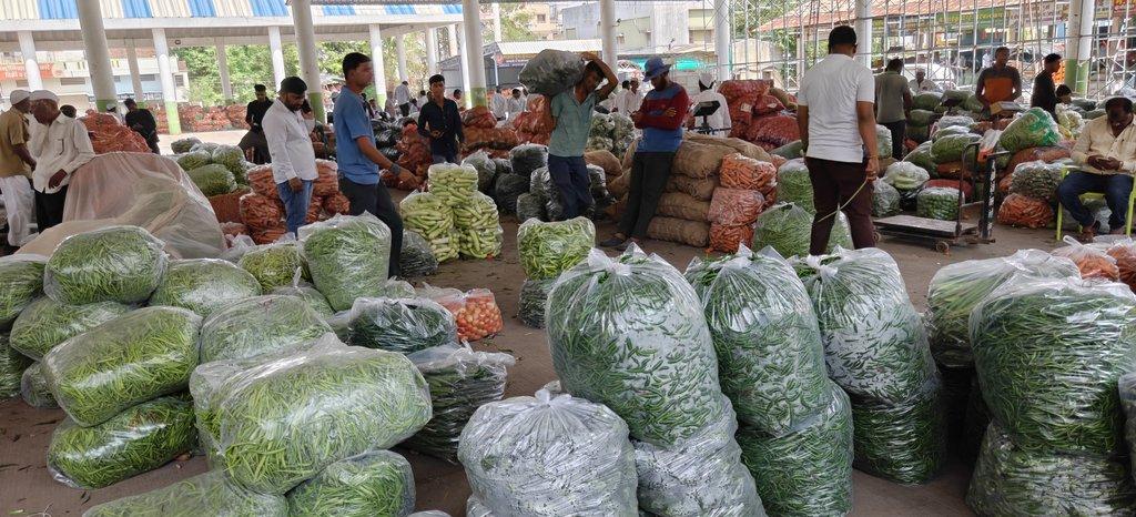 *मंचर* - *वाढत्या तापमानामुळे तसेच काही भागात झालेल्या अवकाळी पावसामुळे तरकारी व फळ भाज्यांची आवक घटली, बाजारभावाच्या किमतीत चढ- उतार*    - Cover Image